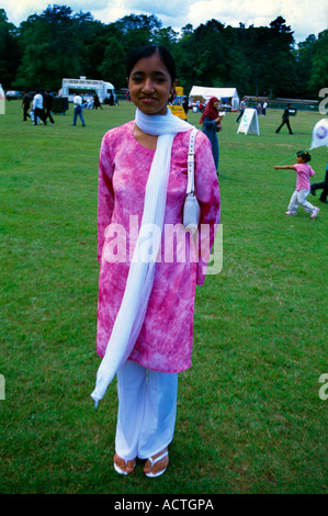 Eid Mela - Fiera di Eid ragazzina musulmana indossando vestiti nuovi per Eid nel parco in Birmingham West Midlands England Foto Stock