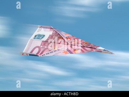 Paperflier realizzato a partire da un euro bill Papierflugzeug aus Euroschein Foto Stock