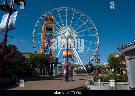 Ruota panoramica Ferris su Clifton Hill entertainment district in Niagara Falls Ontario Foto Stock