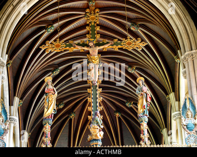 Sacro Cuore Wimbledon Londra Inghilterra Dettaglio di Rood Screen Gesù sulla croce Foto Stock