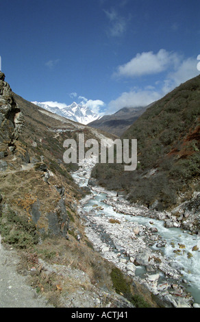 New Scenic 5 posti del fiume Dudhkoshi e Monte Everest in lontananza nel Parco Nazionale di Sagarmatha Khumbu regione Valle Everest Nepal Foto Stock