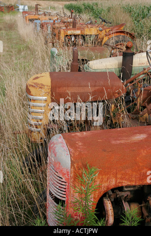 Una fila di rusty vecchia fattoria trattori in Francia Foto Stock