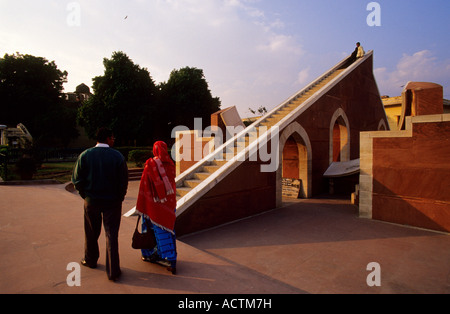 Più grande osservatorio di pietra in tutto il mondo, creato nel 1728 da Maharaja Jai Singh II. Jantar Mantar. Jaipur. Il Rajasthan. India. Foto Stock