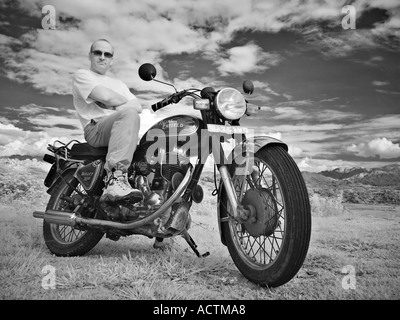 Royal Enfield Bullet 350 nella valle di Kathmandu in Nepal Foto Stock