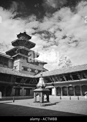 I cinque piani con tetto ottagonale Degu talle tempio visto da Mul Chowk courtyard di Patan Durbar Square Nepal Foto Stock