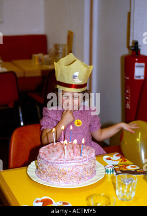 Sesta festa di compleanno presso il mangiatore di Felice Ragazza con torta di compleanno Foto Stock