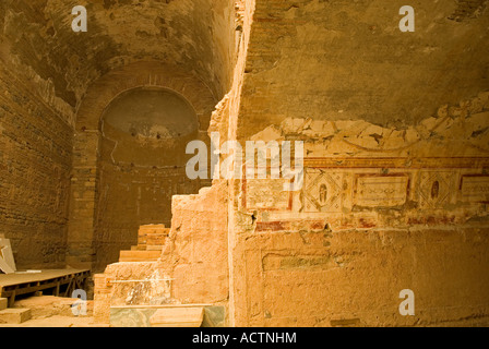Gli affreschi che ricoprono le pareti delle case a schiera a Efeso in Turchia. Foto Stock