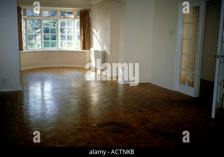 Interno di una casa in legno lucido pavimento di parquet in casa vuota Foto Stock
