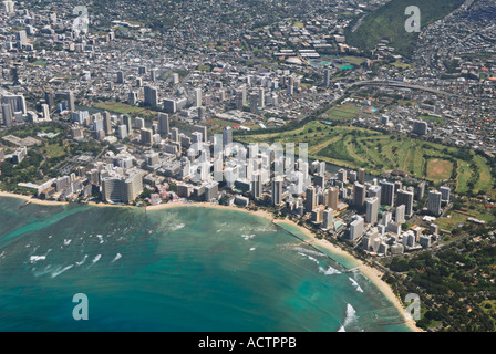 Vista aerea di Waikiki Beach hotel e campo da golf di Ala Wai su Oahu Hawaii Foto Stock