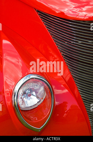 Close-up shot della griglia del radiatore e il faro su un auto personalizzata. Foto Stock