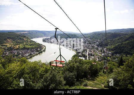 Seggiovia tenendo i turisti ad alta sopra la valle del Reno. Boppard, Germania Foto Stock
