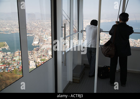 La funivia teleferica per la collina sulla penisola che si affaccia Hakodate, Hokkaido, Giappone del nord in primavera Foto Stock