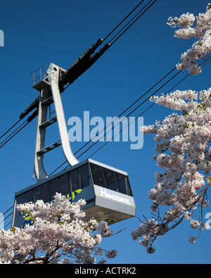 La funivia teleferica per la collina sulla penisola che si affaccia Hakodate, Hokkaido, Giappone del nord in primavera Foto Stock