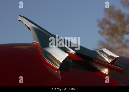 Il cofano ornamento di un rosso 1956 Chevrolet Foto Stock