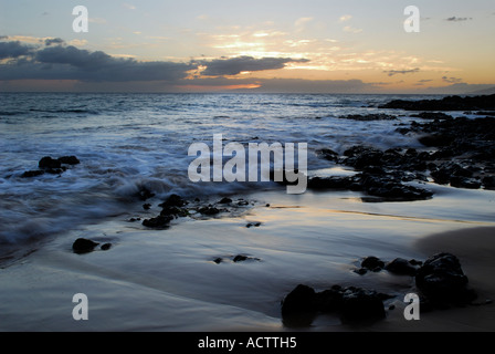 Il Wailea Beach al tramonto con rocce laviche in Maui Hawaii Foto Stock