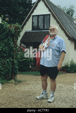 Portalettere al vecchio villaggio inglese di Lavenham nel Suffolk REGNO UNITO Foto Stock