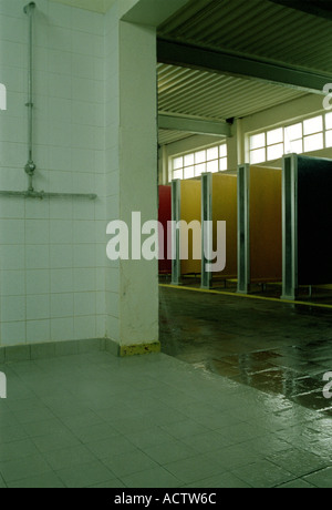 In vecchio stile spogliatoi e docce al Parlamento Lido appena prima della chiusura per un rinnovo di molti milioni di sterline Foto Stock