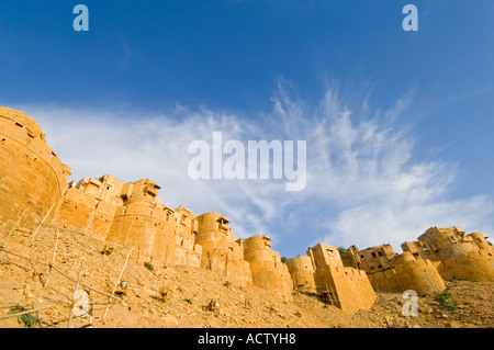 Una messa a fuoco ravvicinata un ampio angolo di visione di più del 99 bastioni di arenaria che circonda Jaisalmer Fort. Foto Stock