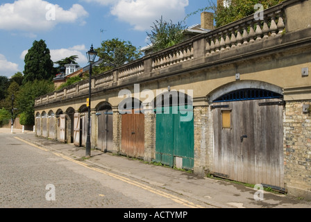 Le vecchie case galleggianti sotto St Helena Terrace, a Riverside, Richmond sul Tamigi Surrey Greater London anni '2007 2000 UK HOMER SYKES Foto Stock