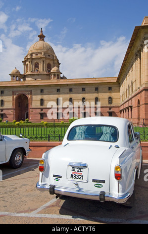 Una vista del segretariato degli edifici (sud) blocco su Raisina Hill con un Ambasciatore bianco governo automobile parcheggiata all'esterno. Foto Stock