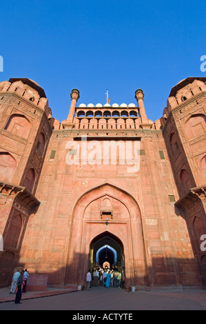 Un ampio angolo di visione dell'entrata principale nella Chatta Chowk porticato coperto all'interno della Red Fort (Lal Qila). Foto Stock