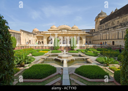 Un ampio angolo di vista dei giardini ornamentali e la fontana del Aram Bagh (piacere giardino) al Forte Amber. Foto Stock