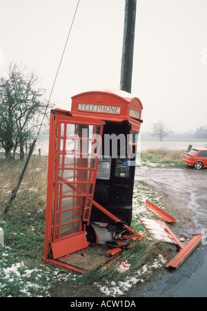 Vicino a Wroughton Wiltshire, Inghilterra casella Telefono chiosco distrutto in automobile automobile in incidente stradale RTA Foto Stock