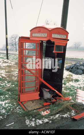 Vicino a Wroughton Wiltshire, Inghilterra casella Telefono chiosco distrutto in automobile automobile in incidente stradale RTA Foto Stock