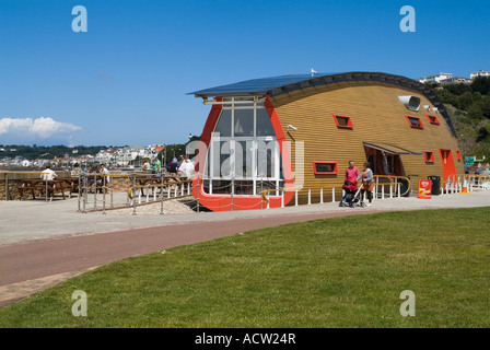 Dh St Aubins Bay St Helier JERSEY La Fregata Cafe scafo di nave edificio promenade turisti fregate bistro Foto Stock