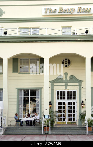 Il Betsy Ross Hotel e di un ristorante esterno su Ocean Drive in Miami Beach Art Deco area in Florida USA Foto Stock