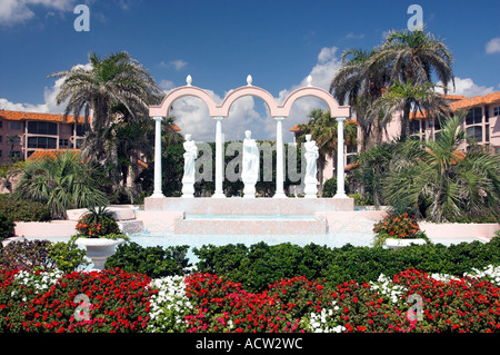 Fontane sculture di archi e condomini a San Remo Club di Redington Beach Florida USA Foto Stock