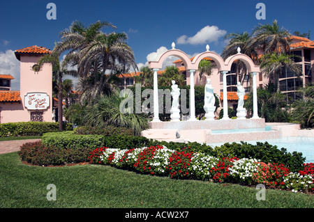 Fontane sculture di archi e condomini a San Remo Club di Redington Beach Florida USA Foto Stock