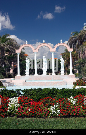 Archi di fontane e sculture all'ingresso del San Remo Club di Redington Beach Florida USA Foto Stock