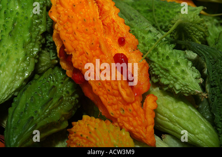 Pila di frutti tropicali di carantia Momordica conosciuta come melone amaro zucca amara o balsamo-pera Foto Stock