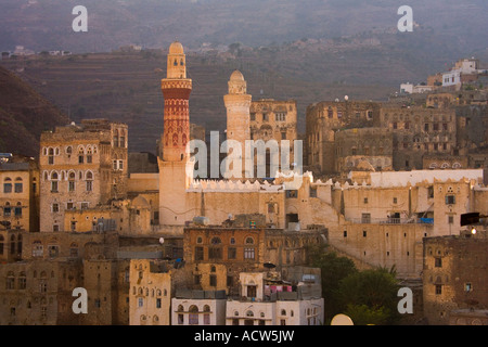 Il minareto della regina Arwa Mosque sorge tra il palazzo nel villaggio di montagna di Jibla vicino a Taizz Yemen Foto Stock