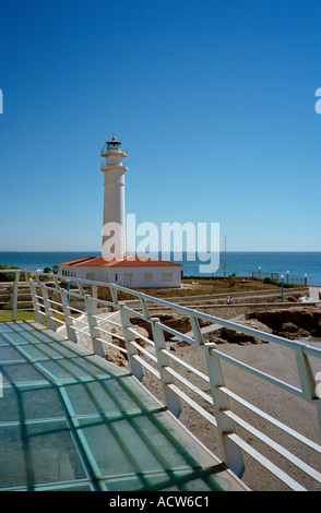 Il vecchio faro o faro visto dalla recente costruzione mirador o la visualizzazione di spot in Torrox Costa vicino a Nerja Malaga Andalusia S Foto Stock