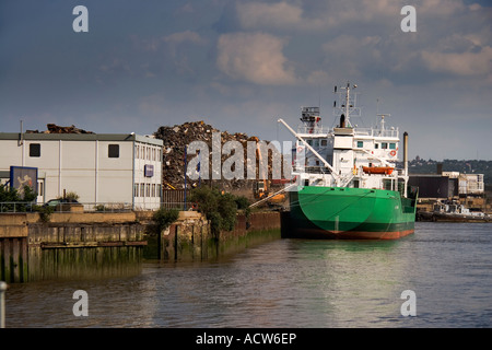 Un verde e bianco per nave da carico rottami laoding maetal sul Fiume Tamigi a Londra REGNO UNITO Foto Stock