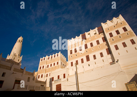 Vista di una moschea di Shibam Unesco World Heritage Town soprannominato la Manhattan del deserto Yemen Foto Stock