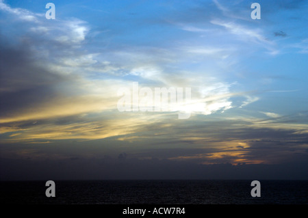 Nuvole nel cielo dopo il tramonto vicino a Puerto Limon Costa Rica Foto Stock