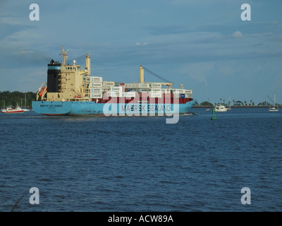 Contenitore nave lasciando il Canale di Panama in corrispondenza del lato del Pacifico Foto Stock