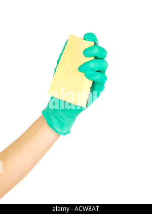 Donna anonima che indossa guanti di gomma e che tiene un tampone di pulizia della cucina per la pulizia delle superfici dure durante le linee guida governative di Coronavirus Foto Stock