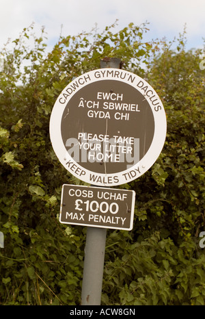 Mantenere bilingue Wales Tidy lato strada segno (Cadwch Cymru'n Daclus in lingua gallese) Foto Stock