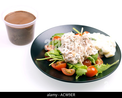 Sgombro affumicato con insalata di patate e insalata di mousse al cioccolato Foto Stock