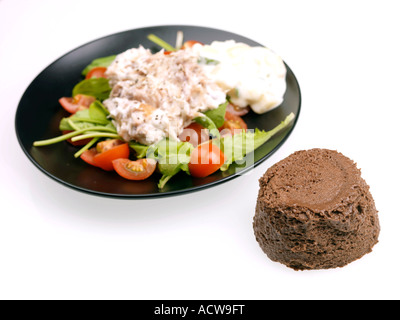 Sgombro affumicato con insalata di patate e insalata di mousse al cioccolato Foto Stock