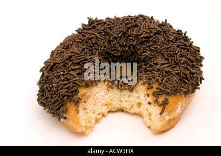 Ricoperta di cioccolato ciambella ad anello con un morso preso fuori di esso Foto Stock