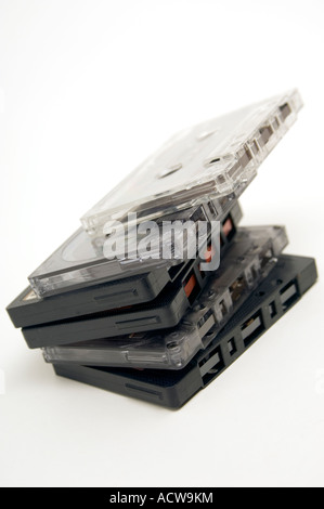 Pila di vecchi audio C60 C90 C120 cassetta nastri di musica su sfondo bianco in studio Foto Stock
