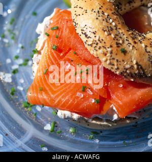 Fresche seminate Bagel riempito con salmone affumicato e crema di formaggio pasto servito su una piastra con n. di persone Foto Stock