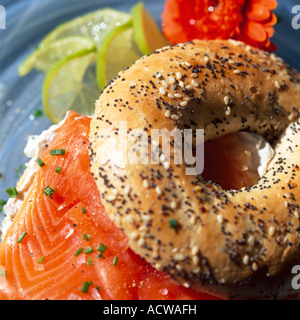 Fresche seminate Bagel riempito con salmone affumicato e crema di formaggio pasto servito su una piastra con n. di persone Foto Stock