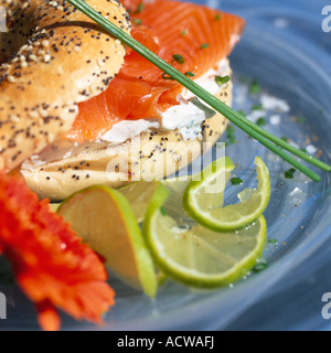 Fresche seminate Bagel riempito con salmone affumicato e crema di formaggio pasto servito su una piastra con n. di persone Foto Stock