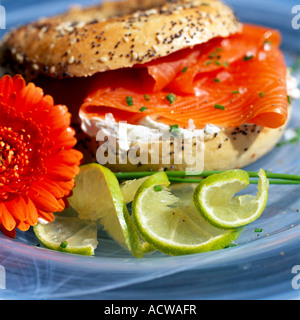 Fresche seminate Bagel riempito con salmone affumicato e crema di formaggio pasto servito su una piastra con n. di persone Foto Stock